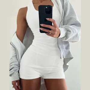 Vista dettagliata del set canotta a costine bianche e pantaloncini a vita alta da donna