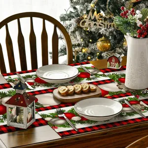 Detailansicht eines Weihnachts-Tischläufers und Platzset-Sets mit rotem Karo und Ornamenten