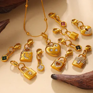 Collection de pendentifs vintage en or en forme de serrure et de cœur avec cristaux