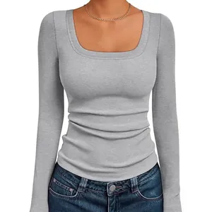 Elegante slim fit damestop met vierkante hals en lange mouwen in lichtgrijs ribbrei.