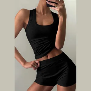 Dettaglio completo a due pezzi a coste nere con canotta slim e pantaloncini a vita alta
