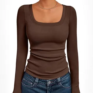 Elegante dames top met lange mouwen, vierkante hals, geribd gebreid in een bruine kleur