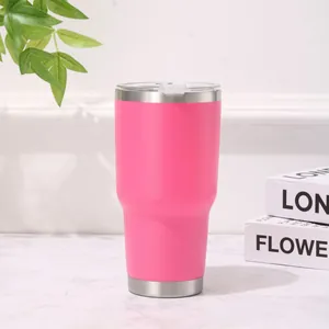 Primer plano de un vaso térmico de acero inoxidable rosa de 30 oz sobre una mesa de mármol