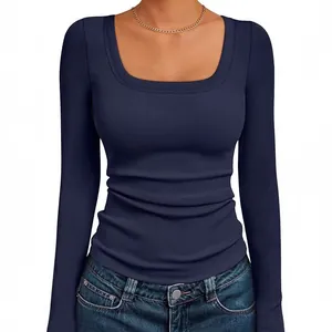 Dames top met lange mouwen, vierkante hals, marineblauw geribd gebreid, slim fit basic.