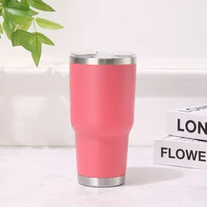 Primer plano de un vaso térmico rosa de 30oz de acero inoxidable con tapa clara