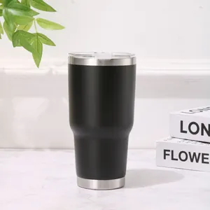 Primer plano de un vaso térmico de acero inoxidable negro mate de 30 oz con tapa