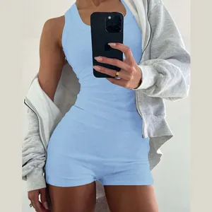 Completo due pezzi da donna canotta a costine azzurra e pantaloncini a vita alta
