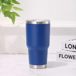 Vista lateral de un vaso térmico de acero inoxidable azul real de 30 oz sobre mármol