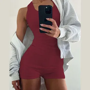 Vista dettagliata del set canotta a coste rosso scuro e pantaloncini a vita alta da donna