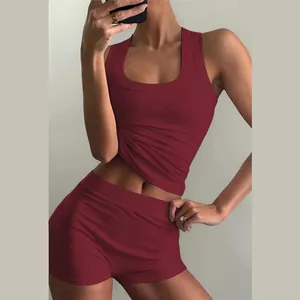 Primo piano della texture del tessuto a coste del completo sportivo bordeaux due pezzi