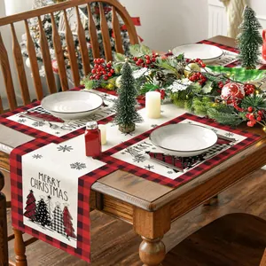 Weihnachts-Tischläufer-Set mit rot-schwarzem Karo-Muster und Tannenbaum-Motiv-Set.