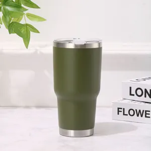 Detalle del vaso de coche aislado de acero inoxidable verde oliva de 30 onzas con tapa