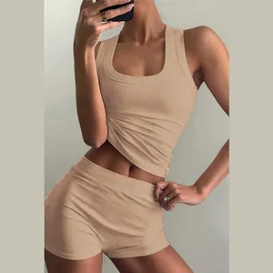 Dettaglio del completo a due pezzi a coste da donna con canotta e pantaloncini a vita alta