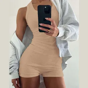 Vista dettagliata di canotta a costine e pantaloncini a vita alta coordinati beige