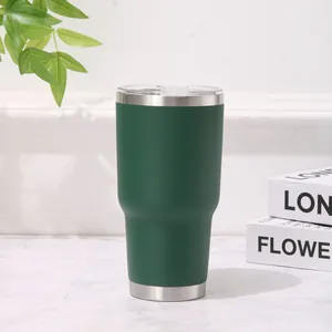 Primer plano de un vaso térmico de acero inoxidable verde de 30 oz con tapa transparente.