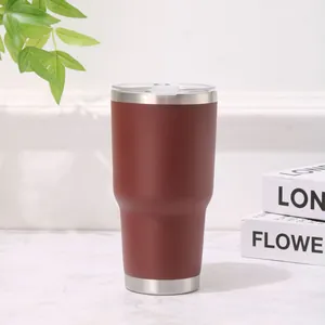 Vista lateral del vaso térmico de acero inoxidable burdeos de 30oz sobre superficie de mármol