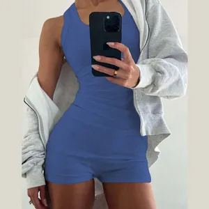 Selfie allo specchio di un set composto da canotta a coste blu reale e pantaloncini a vita alta