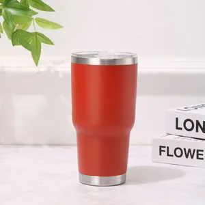 Vaso térmico de 30oz de acero inoxidable rojo sobre mármol con fondo minimalista