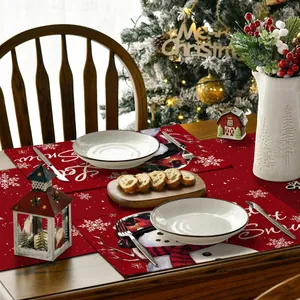 Detaillierte Nahaufnahme roter Weihnachts-Platzsets mit Schneemann und Let it Snow Motiv