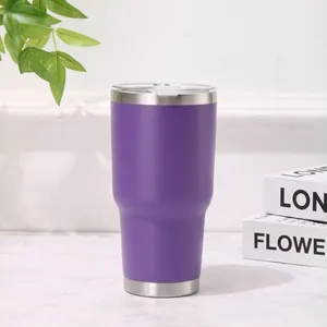 Vista lateral de un vaso térmico de acero inoxidable morado 30oz sobre mesa de mármol