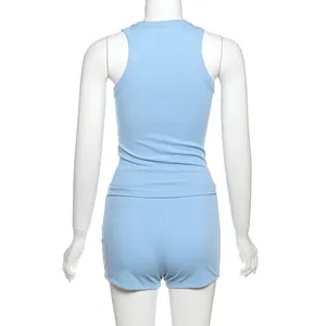 Vista posteriore del top a costine azzurro con dorso a vogatore e shorts a vita alta.
