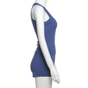Vista laterale dettagliata di un set top blu a costine e pantaloncini a vita alta da donna