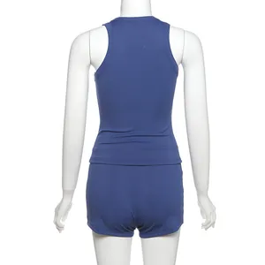 Vista posteriore del set blu a costine con canotta slim e pantaloncini a vita alta