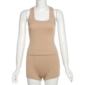 Dettaglio di un set canotta racerback a coste beige e pantaloncini a vita alta su manichino