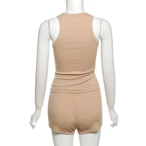 Vista posteriore di un set composto da canotta a costine beige e shorts a vita alta