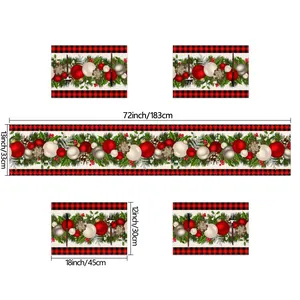 Festliches Set aus Weihnachtstischläufer und Platzsets mit Weihnachtskugeln