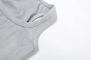 Dettaglio ravvicinato della trama a coste e delle cuciture di un top grigio da donna