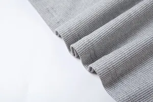 Dettaglio ravvicinato della trama del tessuto in cotone a coste grigio per set donna
