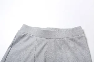 Primo piano di pantaloncini grigi a costine a vita alta che mostrano la trama del tessuto