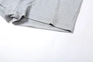 Dettaglio ravvicinato di alta qualità della trama a coste grigie e cuciture sui pantaloncini