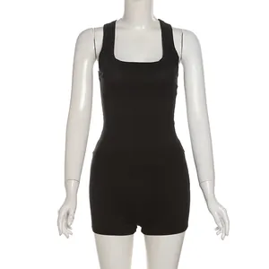 Completo due pezzi nero a costine con canotta e pantaloncini a vita alta da donna