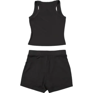 Vista posteriore dettagliata di un set due pezzi nero a costine con top e shorts