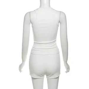 Vista posteriore di canotta a costine bianca e pantaloncini a vita alta su un manichino bianco