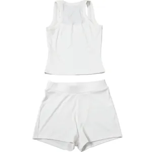 Completo due pezzi a coste bianco con canotta racerback e pantaloncini a vita alta