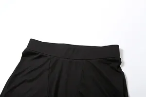Primo piano del dettaglio della fascia alta elastica sui pantaloncini a coste neri