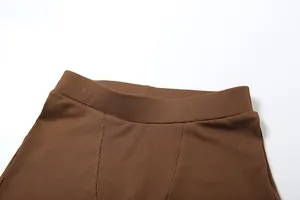 Primo piano della fascia elastica in vita di pantaloncini marroni a coste a vita alta.