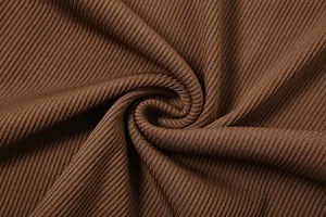 Primo piano macro dettagliato del tessuto a costine marrone che mostra trama e pieghe a spirale