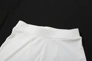 Dettaglio dell'elastico in vita e del tessuto a coste bianco dei pantaloncini a vita alta