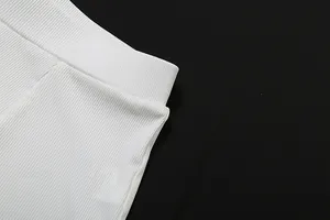 Primo piano dettagliato della fascia in tessuto a costine bianche di pantaloncini a vita alta