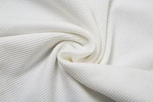 Primo piano di tessuto bianco a costine per canotta da donna slim fit con vogatore