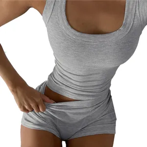 Primo piano di un set canotta a costine grigia e pantaloncini a vita alta da donna
