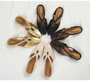 Sandali piatti slingback con punta quadrata a pieghe e cinturino a T intrecciato in 4 colori