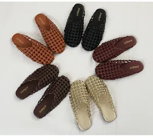 Conjunto de mules planos tejidos con punta cerrada en varios colores para el verano.