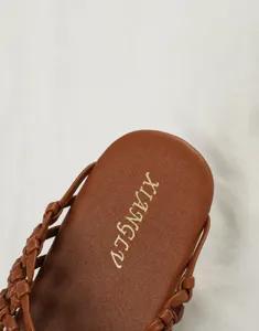 Detalle de la plantilla de mule trenzada marrón con acolchado de látex y cuero PU.