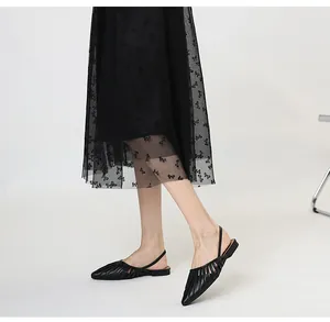Vue détaillée de sandales noires pointues à bride arrière avec des découpes plissées
