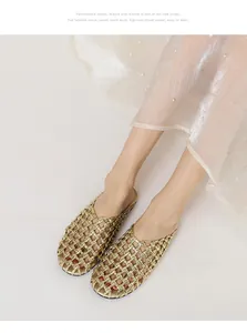Detalle de mules trenzados dorados con diseño calado y suela plana elegante.